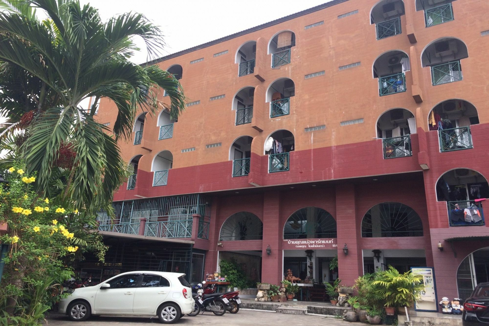 Baan Khun Mae Apartment Бангкок Экстерьер фото