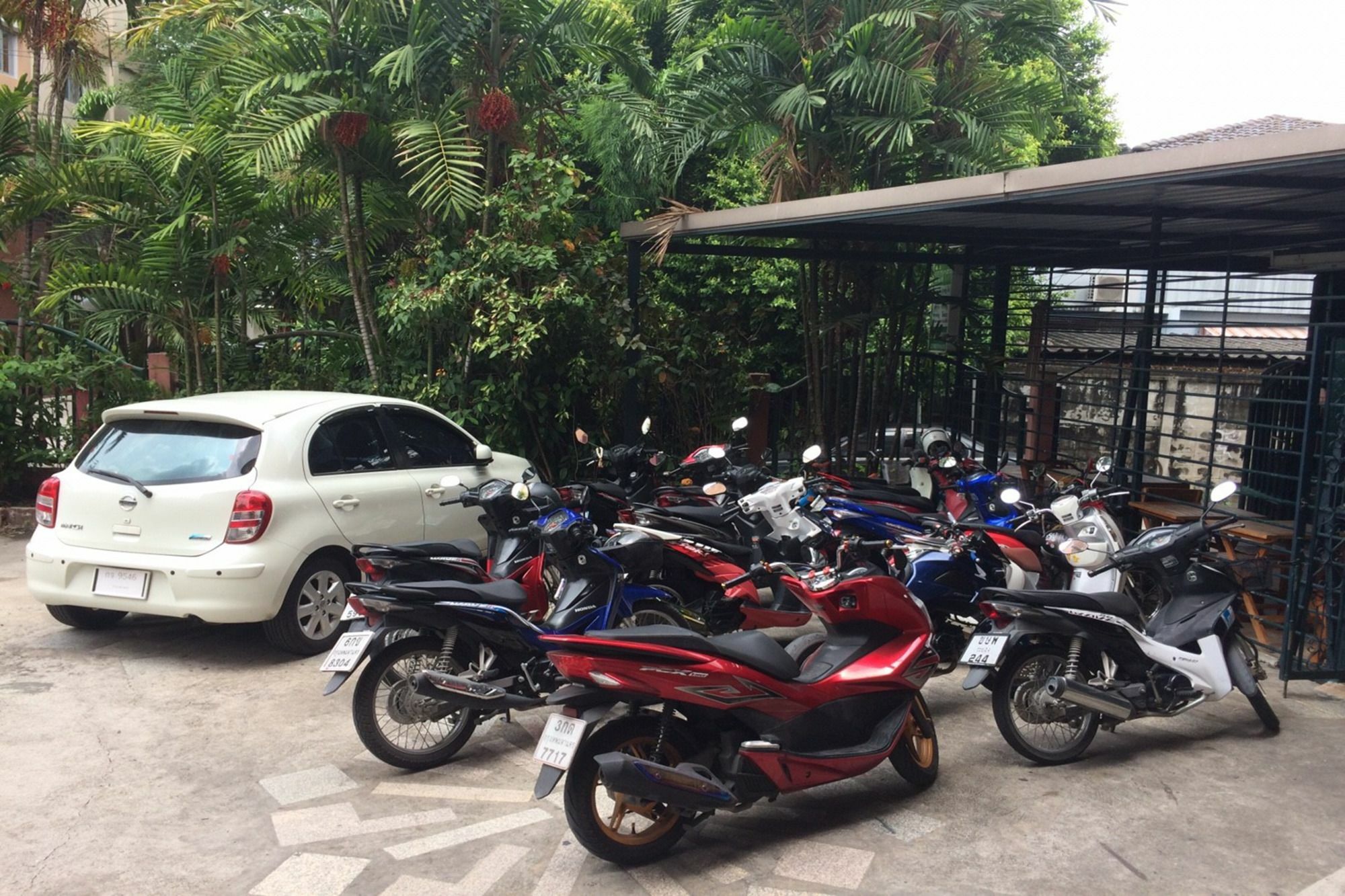 Baan Khun Mae Apartment Бангкок Экстерьер фото